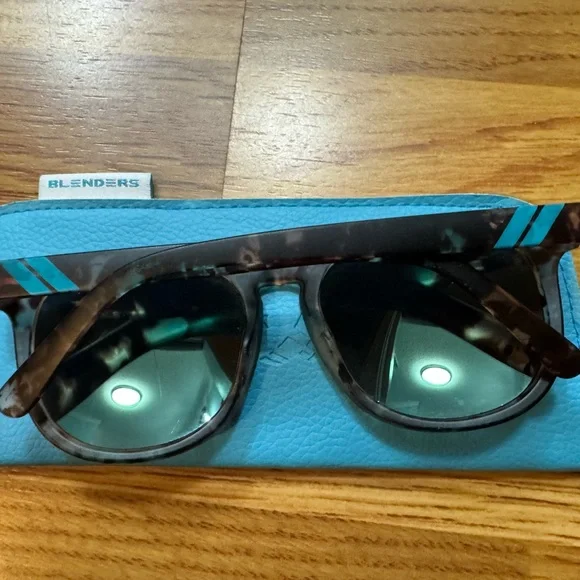 Tortoise Shell Sunglasses with Green Lenses - Picture 2 of 3